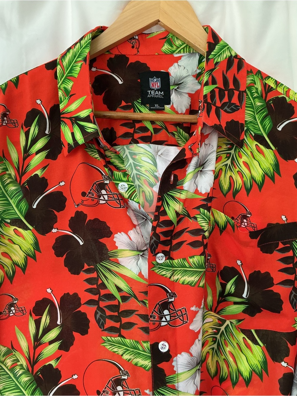 NFL Men’s Cleveland Browns Hawaiian Button-Up Shirt